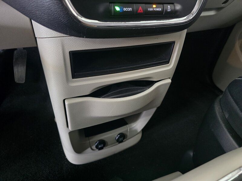 Used 2015 Chrysler Town & Country Touring w/ Driver Convenience Group FWD image 26