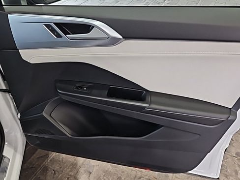 New 2026 Volkswagen Taos SE image 11