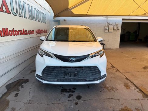 Used 2021 Toyota Sienna LE image 2