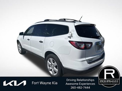 Used 2017 Chevrolet Traverse LT w/ Style and Technology Package FWD image 3