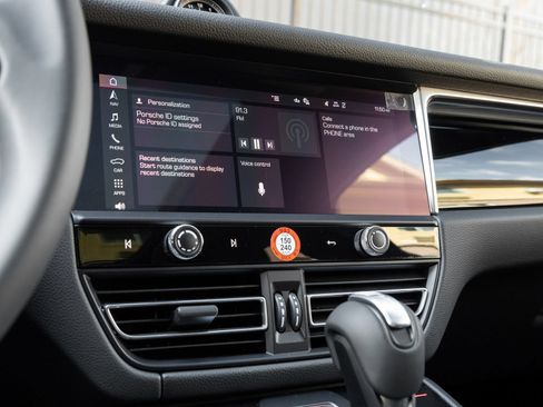Certified 2026 Porsche Macan AWD/4WD image 23