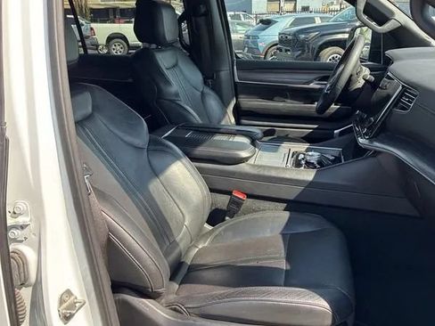 Used 2023 Jeep Wagoneer L Series II AWD/4WD image 10