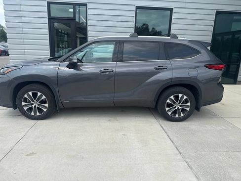 Used 2022 Toyota Highlander XLE AWD/4WD image 3