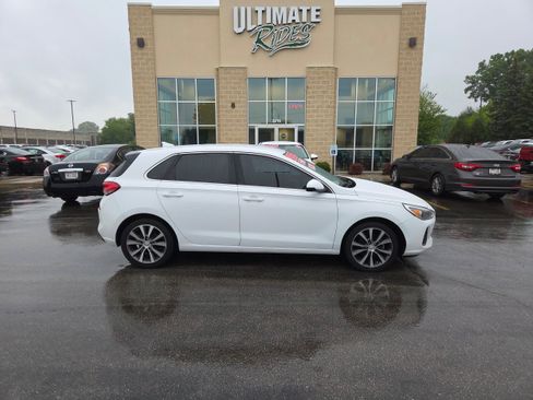 Used 2018 Hyundai Elantra GT FWD image 1