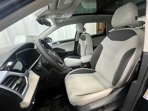 New 2025 Volkswagen Taos SE image 10