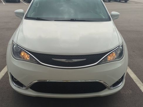 Used 2017 Chrysler Pacifica Touring-L w/ Tire & Wheel Group FWD image 6