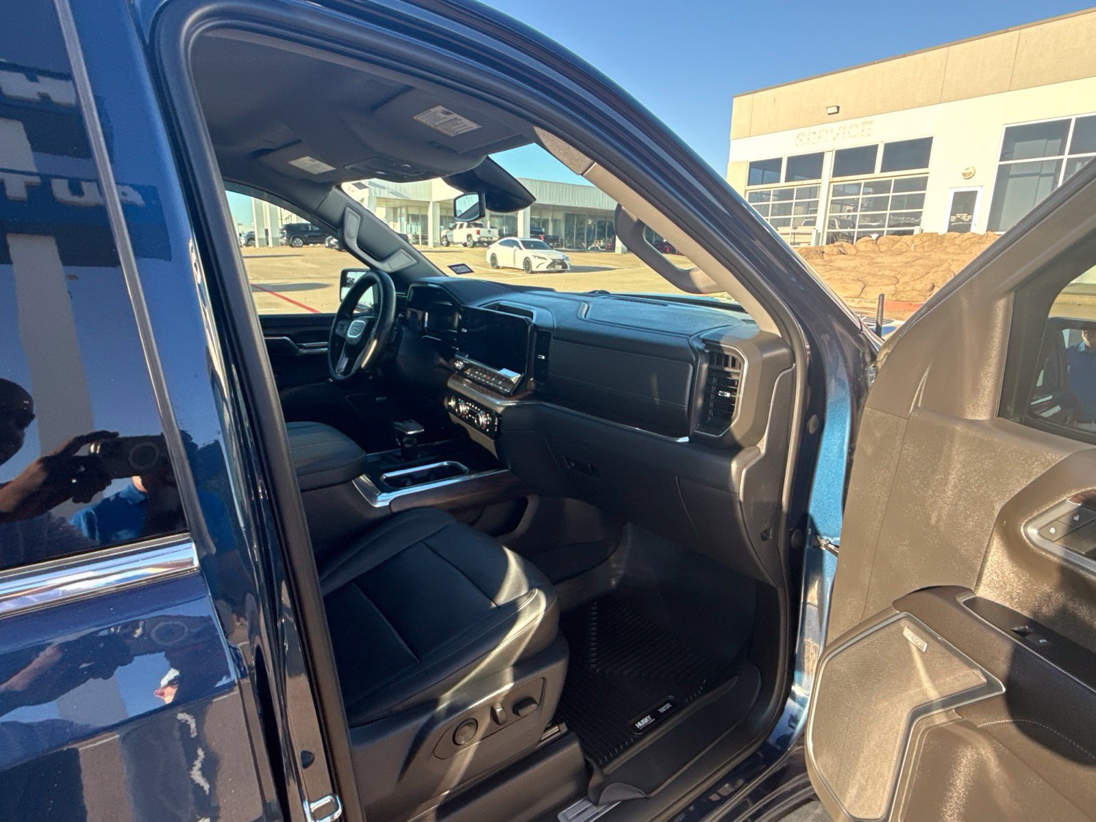 Used 2023 GMC Sierra 1500 SLT AWD/4WD image 23