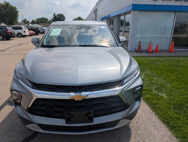 Used 2025 Chevrolet Blazer LT FWD image 3
