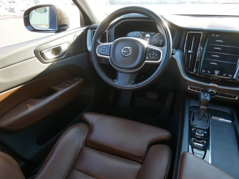 Used 2019 Volvo XC60 T5 Momentum w/ Multimedia Package image 9