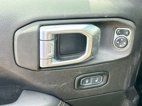 Used 2023 Jeep Wrangler Unlimited Sahara AWD/4WD image 19