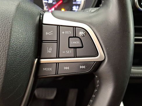 Used 2022 Toyota Highlander LE AWD/4WD image 10