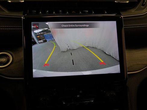 Used 2023 Jeep Grand Cherokee Limited w/ Black Appearance Package image 27