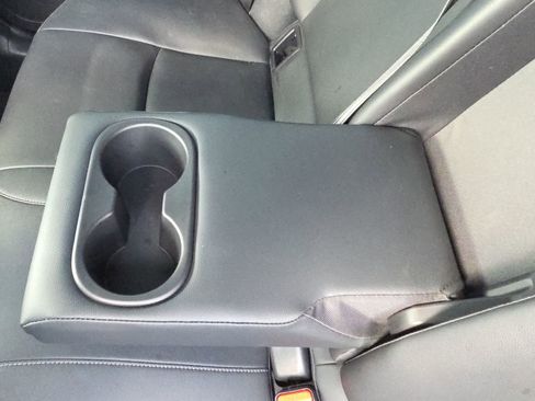 Used 2022 Toyota Corolla Cross XLE image 32