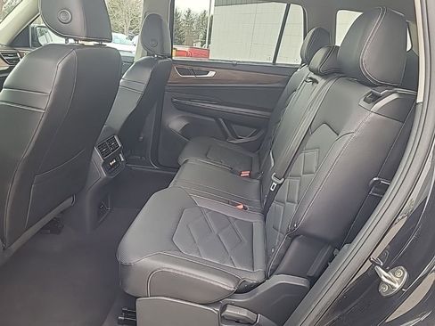 Used 2025 Volkswagen Atlas SE AWD/4WD image 18