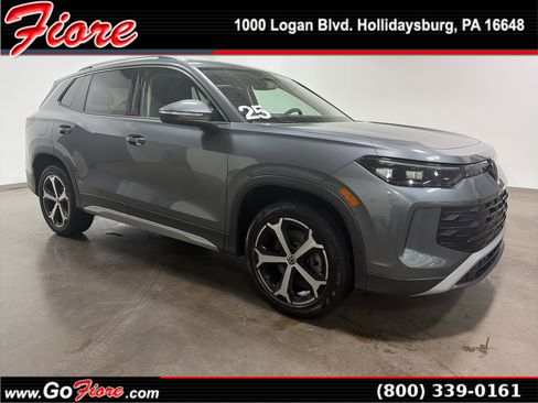 Certified 2025 Volkswagen Tiguan SE image 1