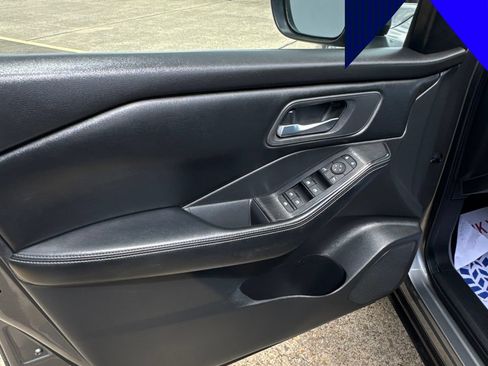 Used 2024 Nissan Rogue SV FWD image 11
