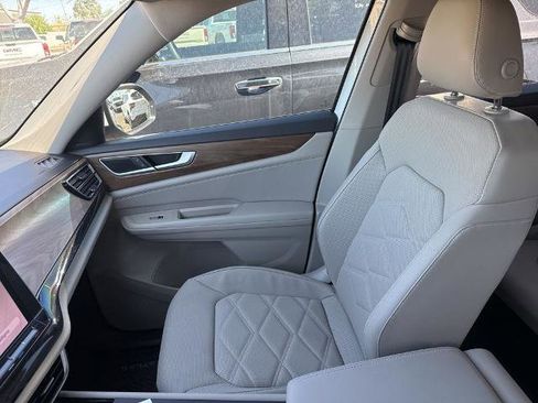 Used 2025 Volkswagen Atlas SE image 14