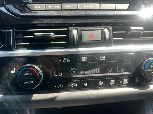 Used 2025 Nissan Pathfinder SV FWD image 27