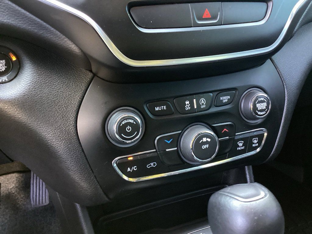 Used 2019 Jeep Cherokee Latitude Plus FWD image 14
