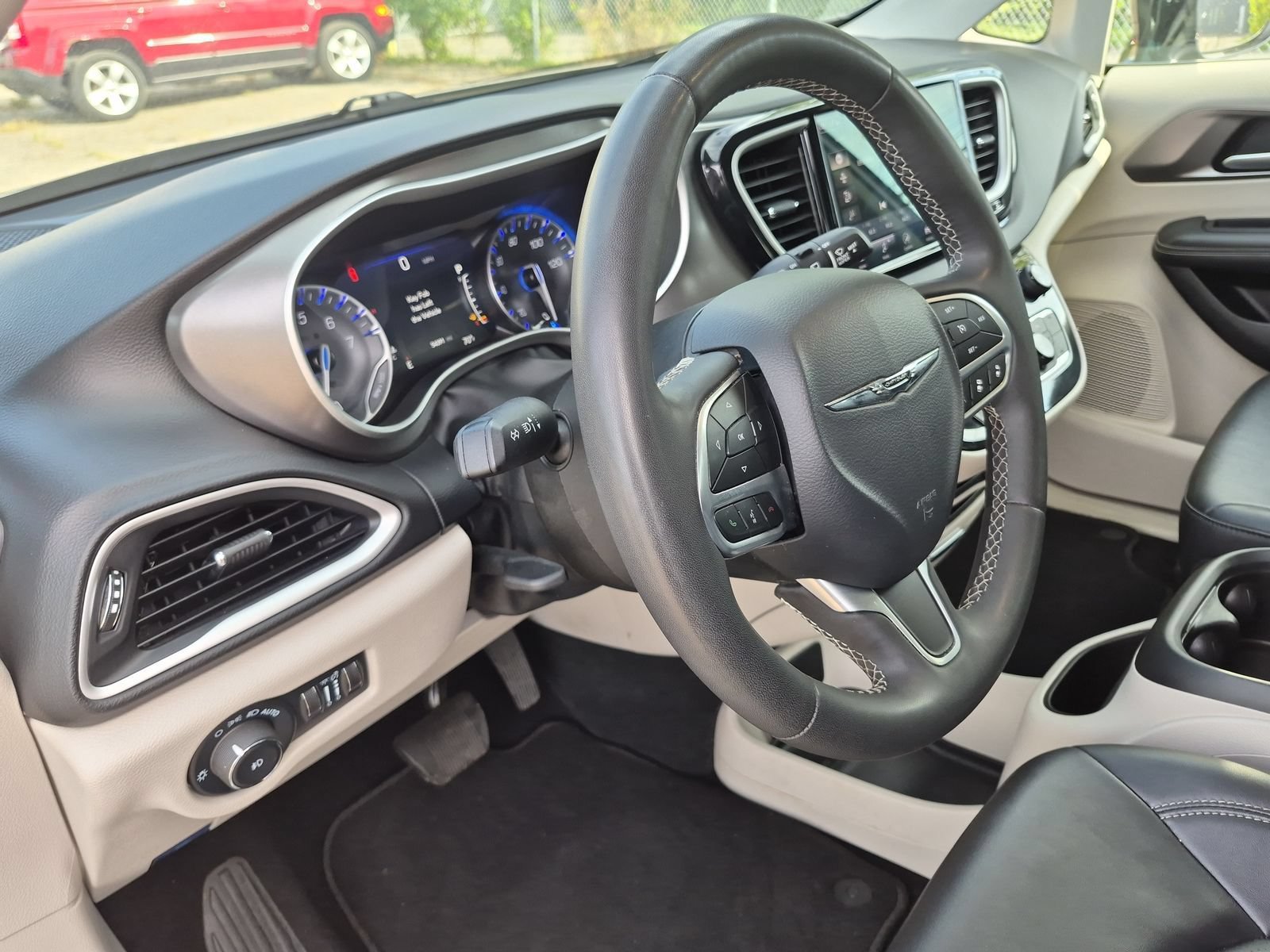Used 2024 Chrysler Pacifica Touring-L FWD image 11