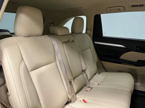 Used 2018 Toyota Highlander Plus w/ Carpet Mat Package (TMS) AWD/4WD image 55