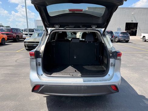 Used 2021 Toyota Highlander XLE AWD/4WD image 8