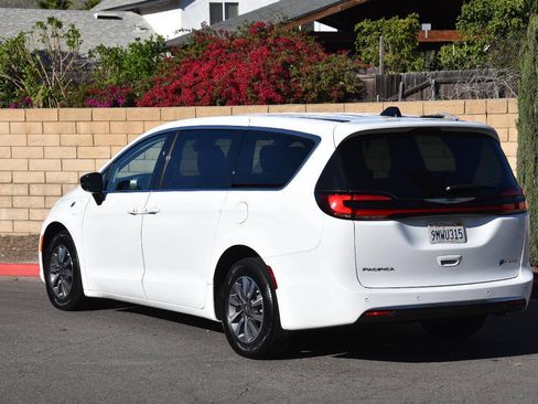 Used 2024 Chrysler Pacifica Limited FWD image 28
