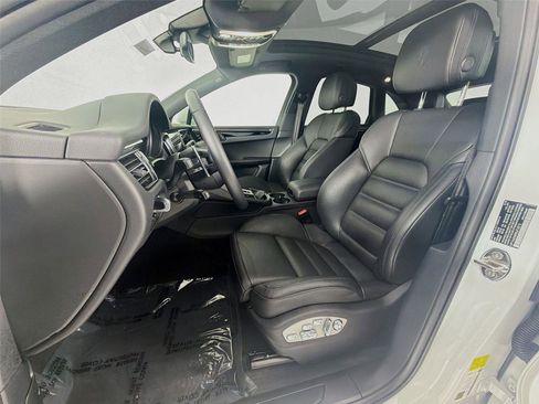 Certified 2025 Porsche Macan image 5