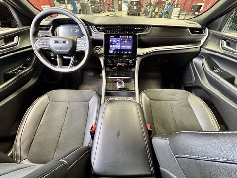 Certified 2025 Jeep Grand Cherokee Altitude image 24