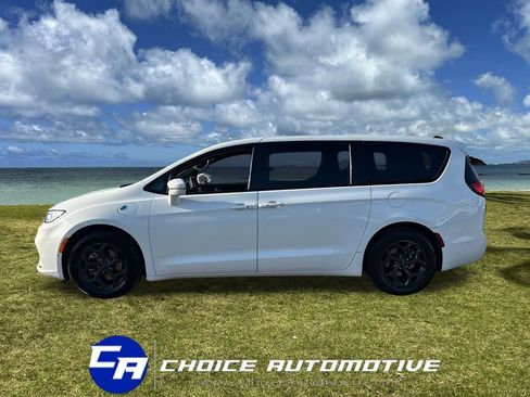 Used 2022 Chrysler Pacifica Limited w/ Uconnect Theater Family Group image 3