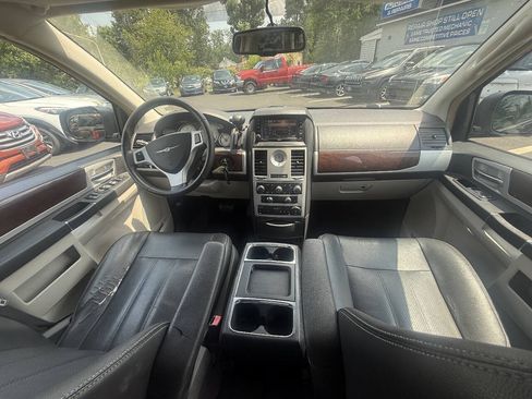 Used 2010 Chrysler Town & Country Touring Plus FWD image 15