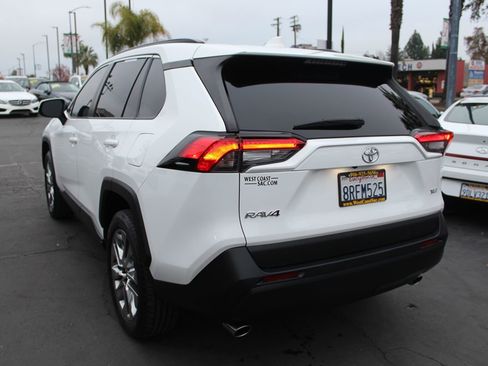 Used 2020 Toyota RAV4 XLE Premium image 5