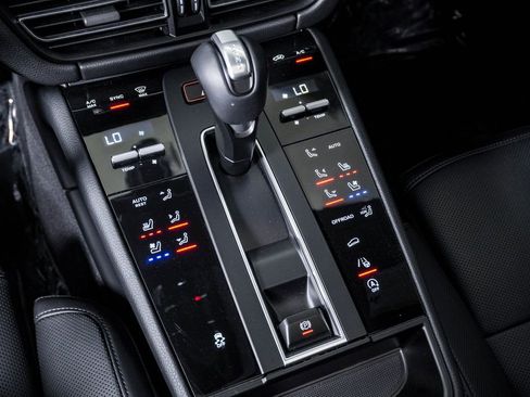 Certified 2026 Porsche Macan AWD/4WD image 24