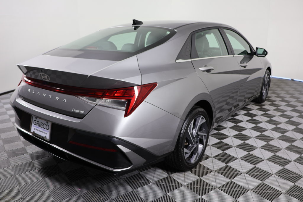 Used 2025 Hyundai Elantra Limited FWD image 8