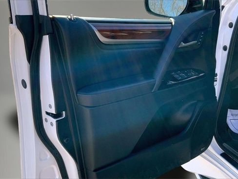 Used 2021 Lexus LX 570 4WD w/ Luxury Package image 17