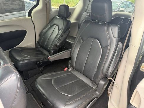Used 2020 Chrysler Pacifica Touring-L FWD image 7