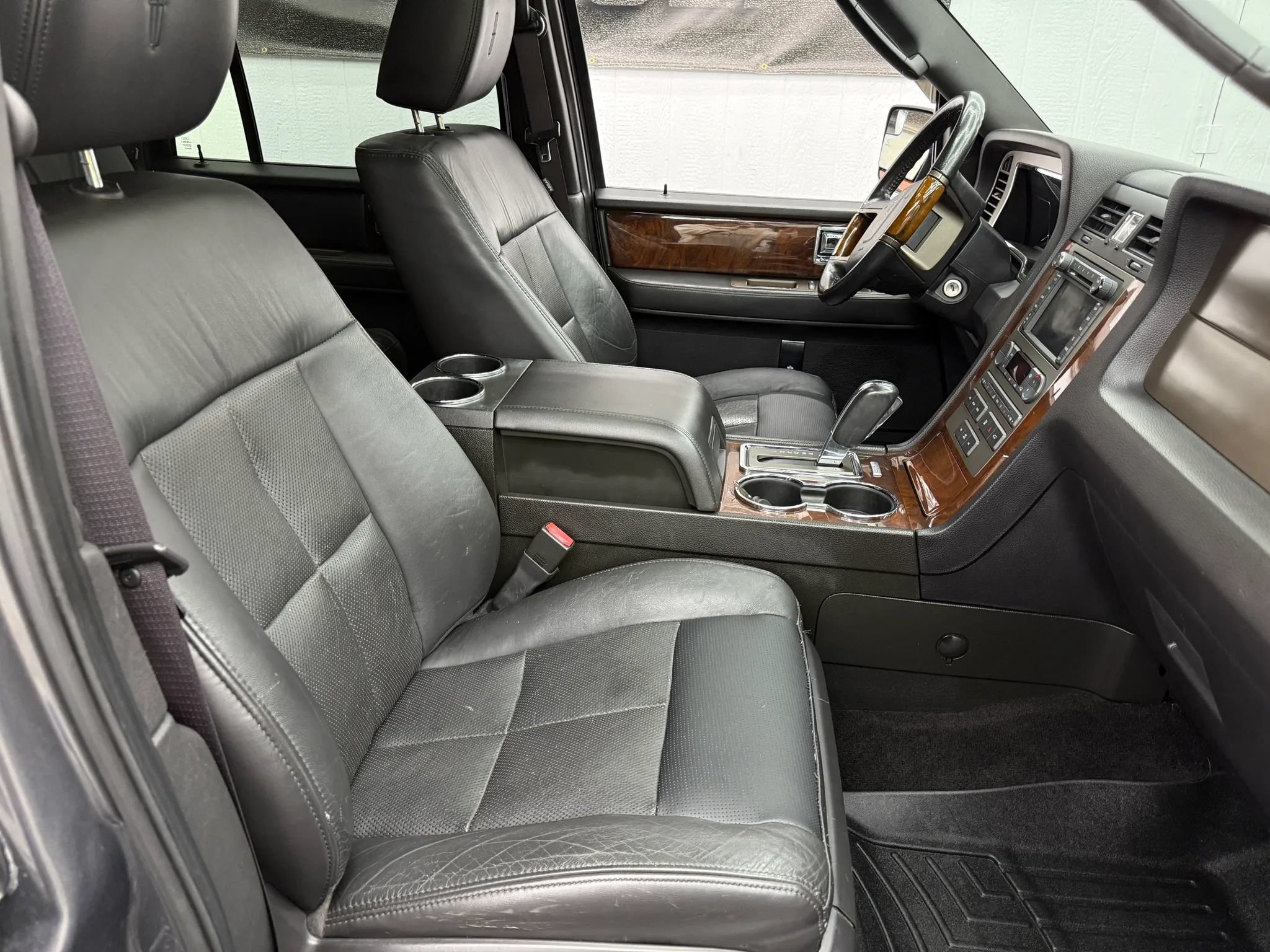 Used 2014 Lincoln Navigator 4WD image 6