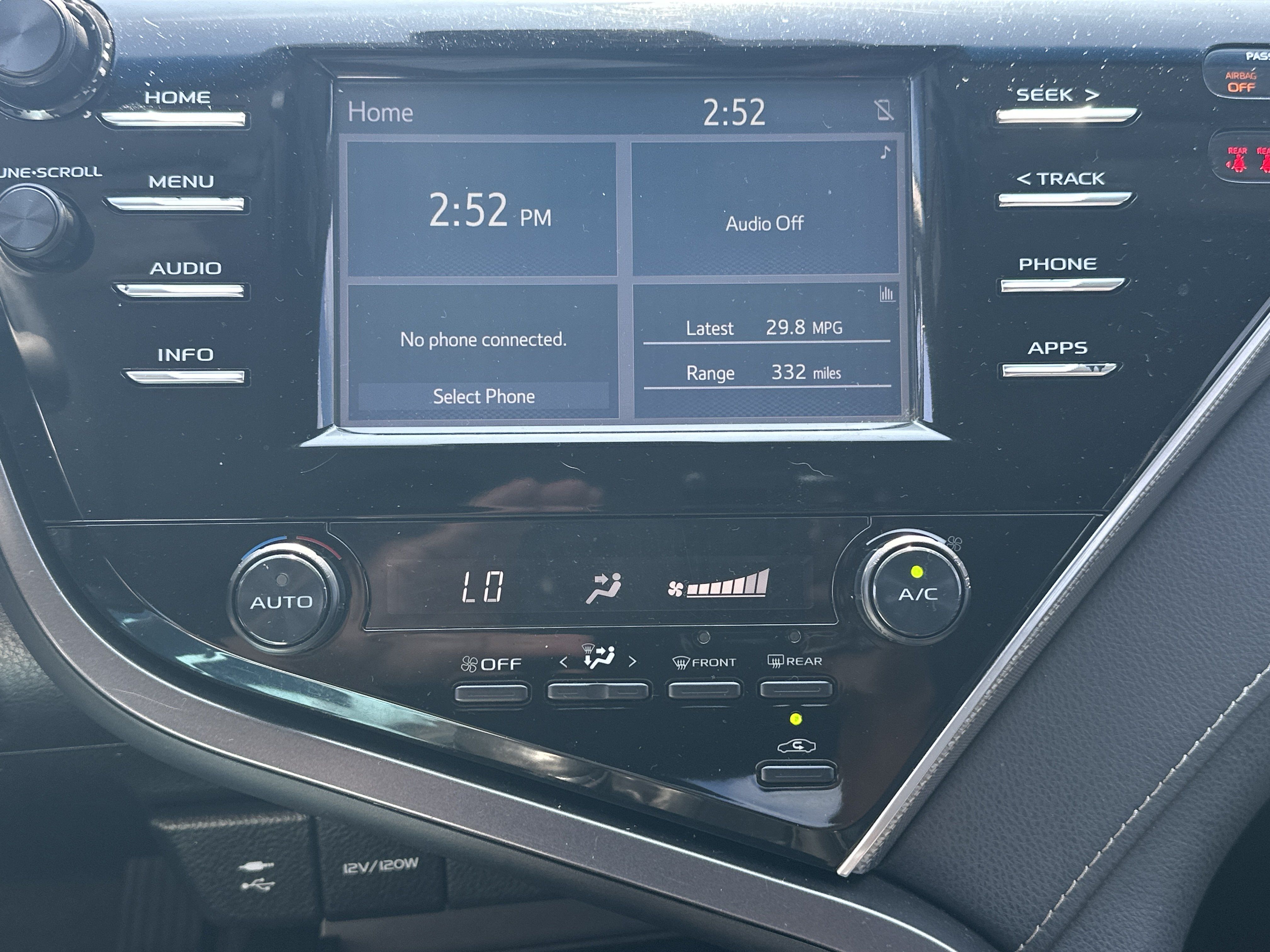 Used 2018 Toyota Camry SE FWD image 29
