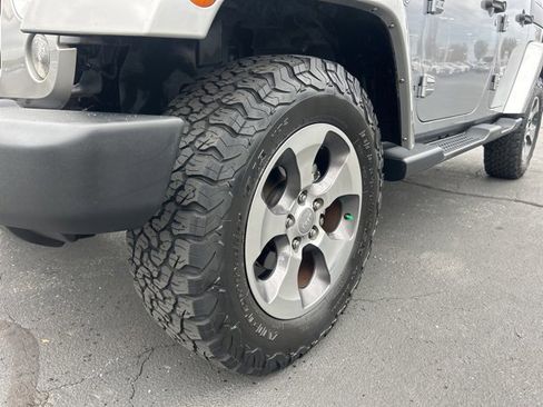 Used 2016 Jeep Wrangler Unlimited Sahara w/ Connectivity Group image 11