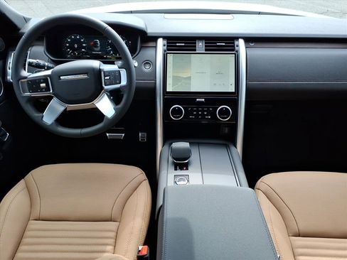 New 2026 Land Rover Discovery Dynamic SE image 4