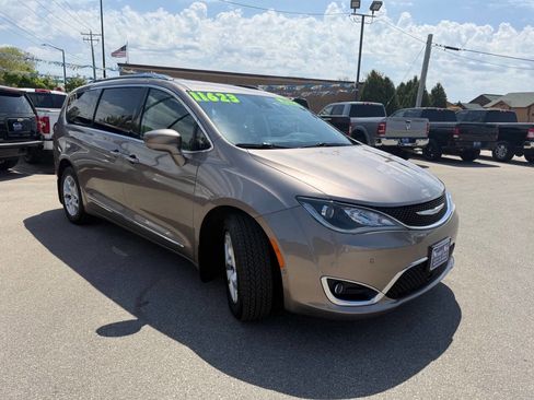 Used 2017 Chrysler Pacifica Touring-L Plus w/ Advanced Safetytec Group FWD image 4