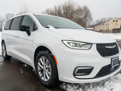 New 2026 Chrysler Pacifica Select image 5