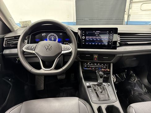 Used 2025 Volkswagen Jetta SE w/ Sunroof Package image 5