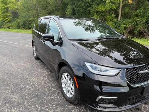 Used 2025 Chrysler Pacifica Select FWD image 7