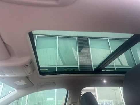 Certified 2019 Volkswagen Tiguan SE w/ Panoramic Sunroof Package image 23