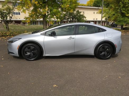 Used 2025 Toyota Prius LE FWD image 3