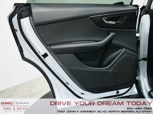 Used 2023 Audi Q8 Premium image 14