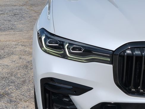 Used 2022 BMW X7 xDrive40i w/ M Sport Package AWD/4WD image 8
