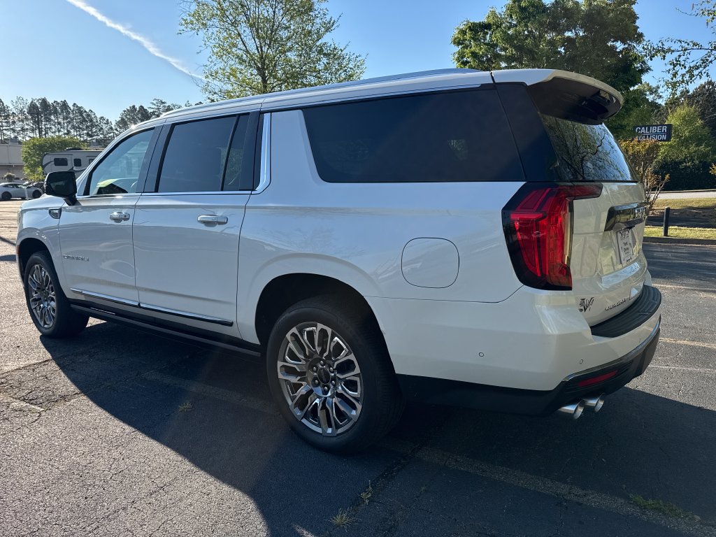 Used 2023 GMC Yukon XL Denali Ultimate AWD/4WD image 9