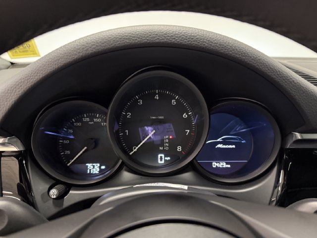 Certified 2026 Porsche Macan AWD/4WD image 18